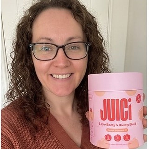 Rachel W., verified buyer, holding her JUICi tub